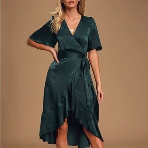 Lulu’s emerald green midi wrap dress